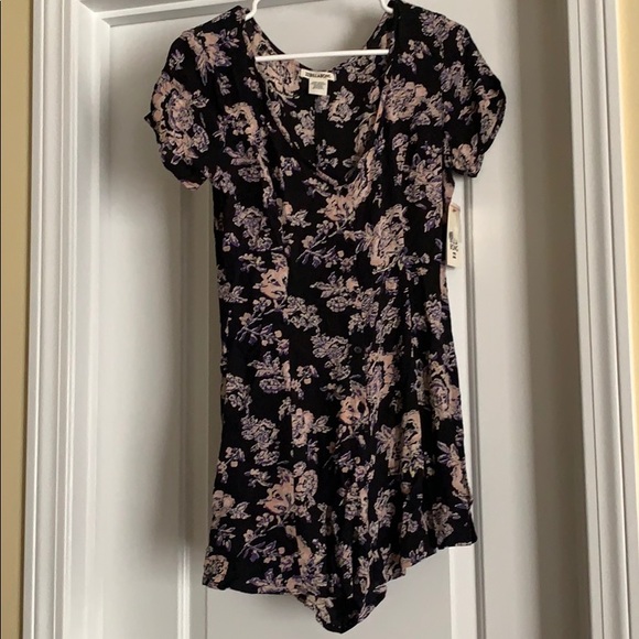 Billabong floral romper. Size M. Never worn! - Picture 1 of 4